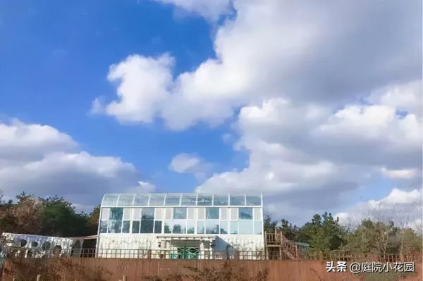 他賣掉城裡的房子，包了個山頭，打造集裝箱陽光房、小木屋、花園