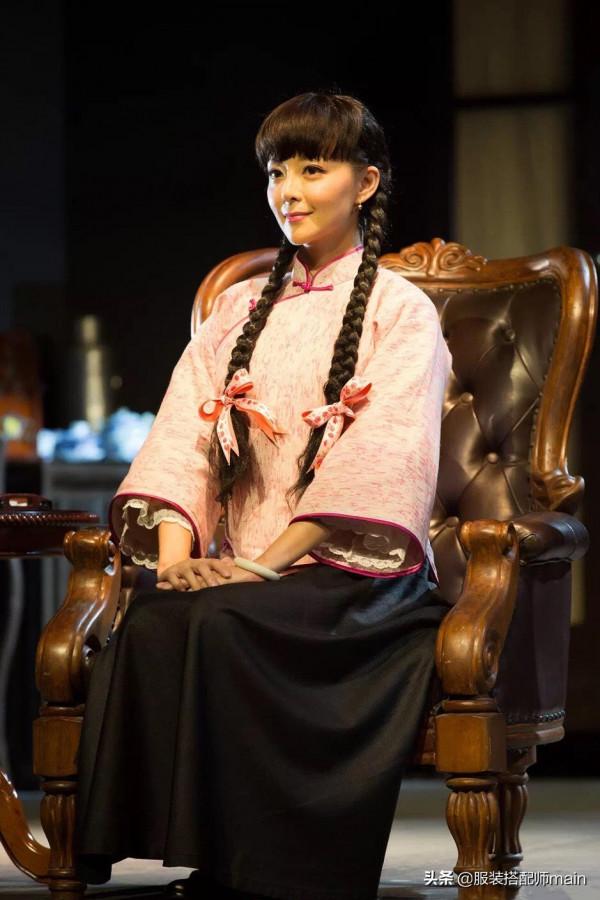 昔日上戲班花，演過迪麗熱巴、羅晉的母親，父親更是國家一級演員