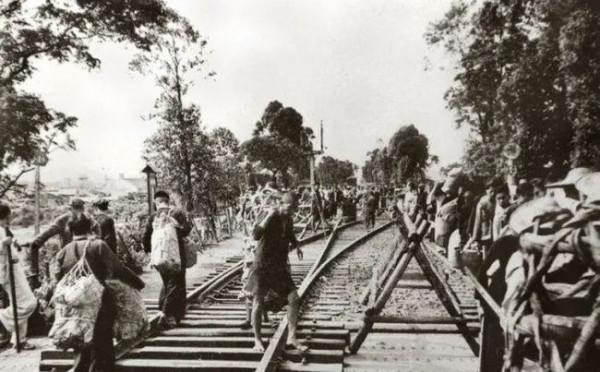 93年廣九鐵路廣告奇異事件,只有七個人的廣告卻多出了兩個人? 93年廣九鐵路廣告奇異事件,只有七個人的廣告卻多出了兩個人?