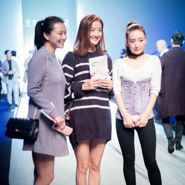 方媛為了顯瘦真挺拼的，穿V領毛衣配紫色束腰，看著勒得有點難受