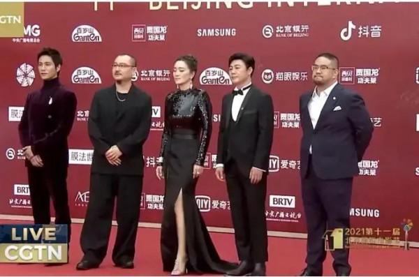 北京電影節紅毯:鞏俐一女拖四男,梅婷胸前掛月餅,周冬雨顯老氣 北京電影節紅毯:鞏俐一女拖四男,梅婷胸前掛月餅,周冬雨顯老氣