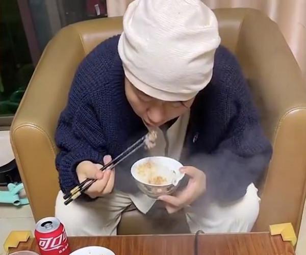 廣東一女子產後家人給她做火鍋解饞!婆婆:只要新鮮啥都可以吃 廣東一女子產後家人給她做火鍋解饞!婆婆:只要新鮮啥都可以吃