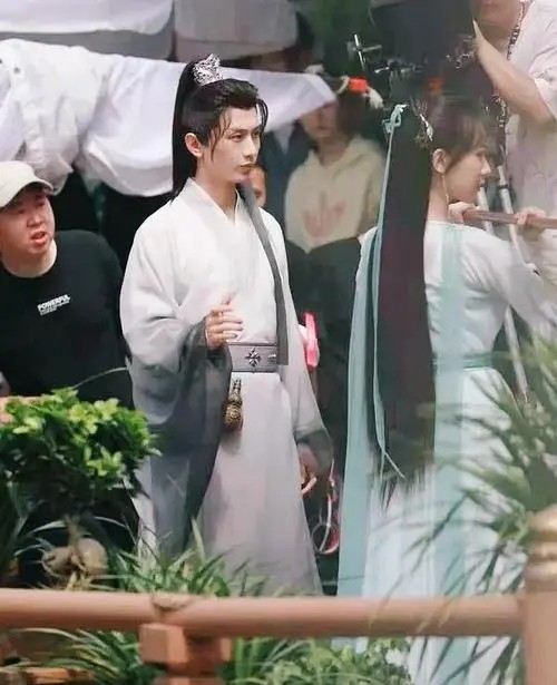 《沉香如屑》還未殺青，成毅又官宣新劇，新女主人氣演技不輸楊紫