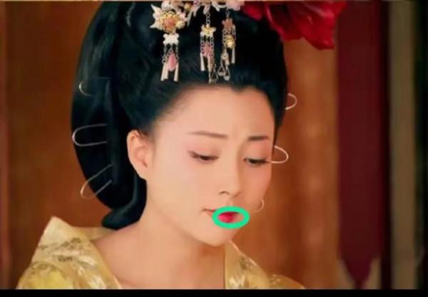 不整容、不遮醜，這些有瑕疵的女明星，個個把瑕疵變特點