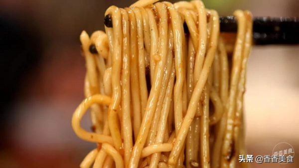 一碗麵要十種小料配，難怪有吃貨說吃起來巴適得很