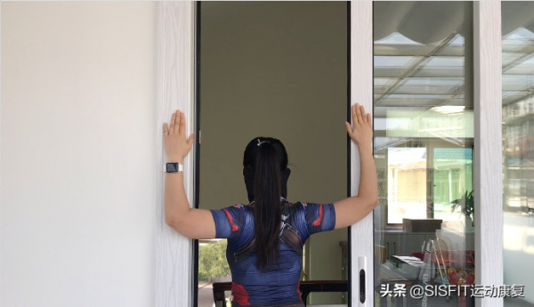 如何透過有效訓練消除圓肩和駝背