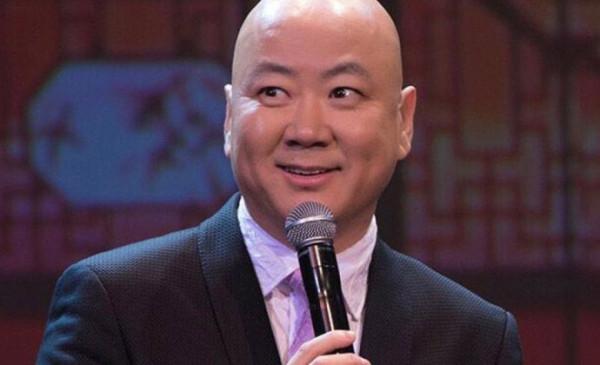登20次春晚，因8個字被索賠1億，55歲未婚無子，郭冬臨如今怎樣了