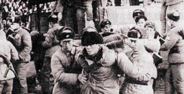 1949年，北平兩個警衛營突然兵變，目標是在香山辦公的毛主席