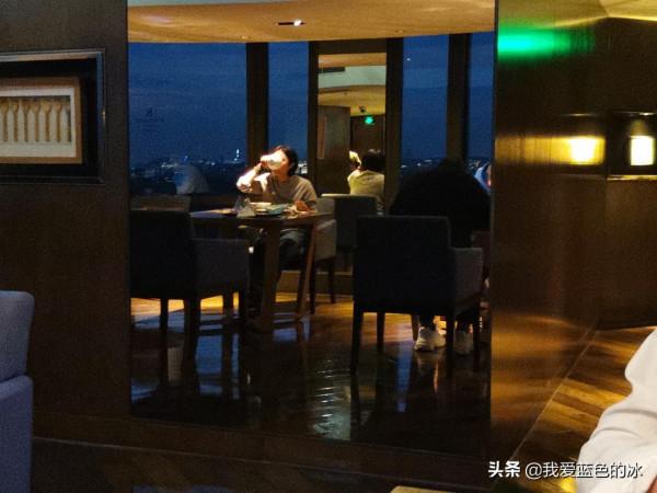 在北京入住的一家酒店的行政酒廊裡，欣賞故宮景色的晚餐