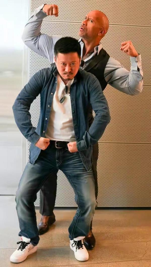 巨石強森想跟吳京拍戲,吳京曾教他說中國話,網友:中美戰狼合體 巨石強森想跟吳京拍戲,吳京曾教他說中國話,網友:中美戰狼合體