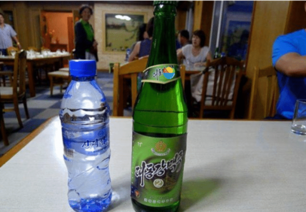 中國小夥在朝鮮喝當地啤酒，啤酒瓶上為何卻有漢字？