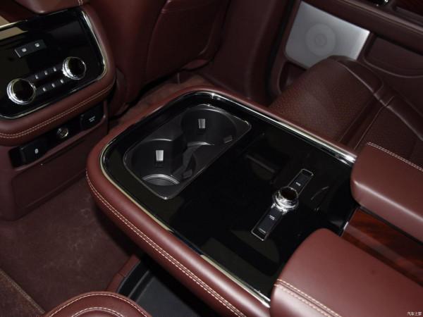 林肯領航員二排座椅升級，告別寬大扶手解放乘坐空間！