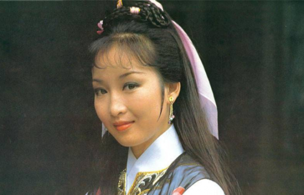 黃杏秀：曾是TVB第一俠女，下嫁陳百祥後，過得怎麼樣？