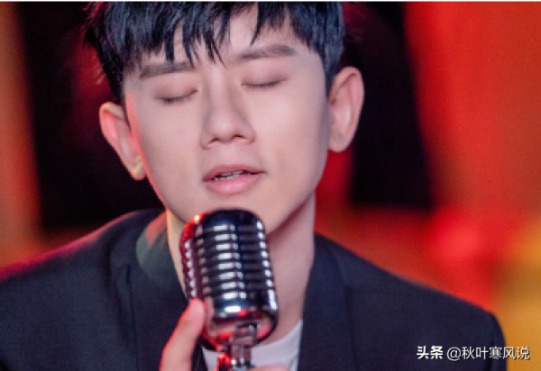 張傑演唱會上受傷沒休息,後來帶傷出演話劇,老婆在臺下全程陪同 張傑演唱會上受傷沒休息,後來帶傷出演話劇,老婆在臺下全程陪同