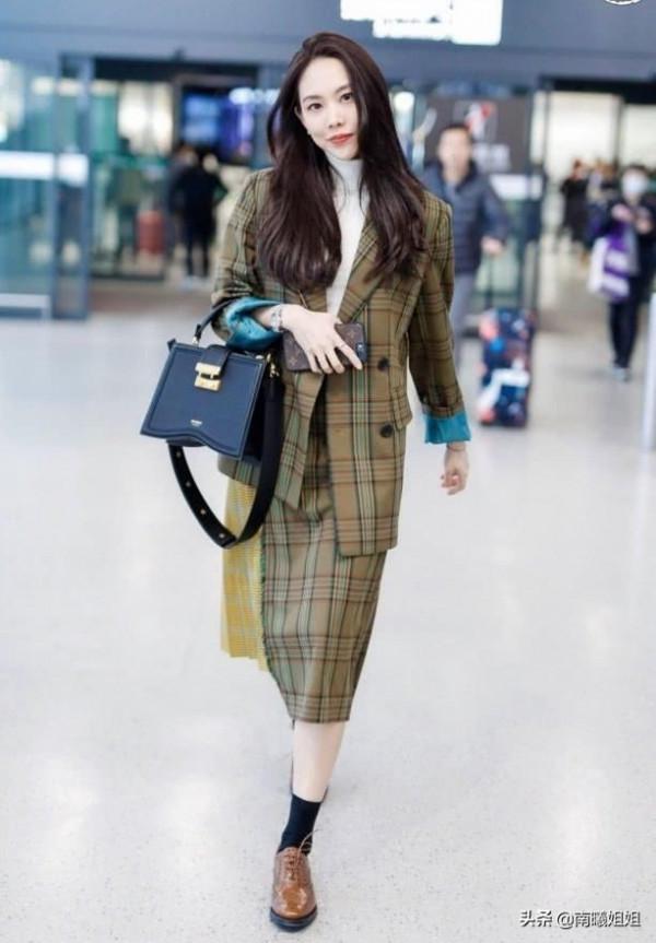 怪不得時尚精都不穿小白鞋了，今年“布洛克鞋”火了，舒適還高階