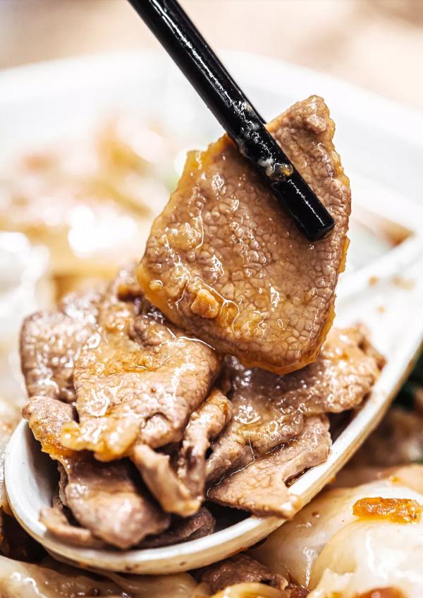 南山城中村一家開了十年的腸粉老店，是南山人從小吃到大的味道