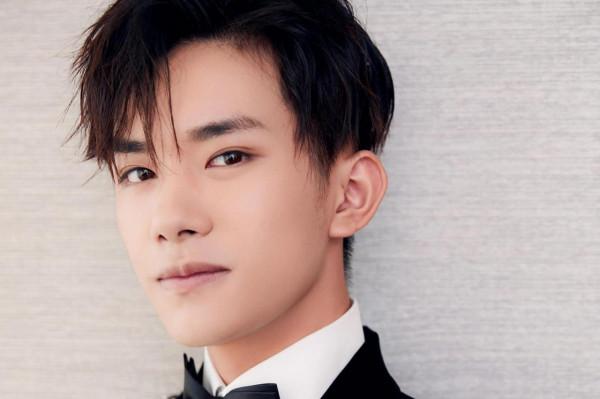 有喜歡易烊千璽的嗎？小小的少年已經成年長大了呢