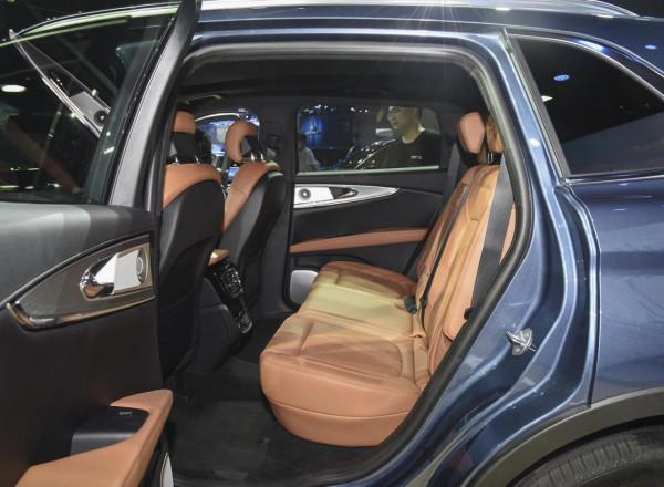 公認的美系豪車，車長4.85米重2.1噸，還有適時四驅+V6發動機