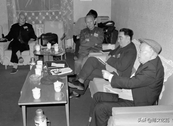 老照片：周恩來 陳毅 溥儀 杜聿明 宋希濂 範漢傑 王耀武 廖耀湘合影