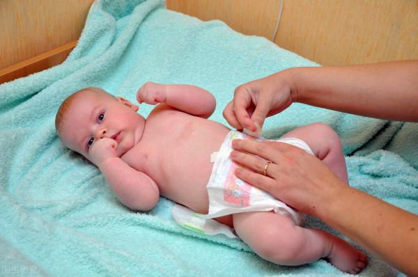 嬰兒拉完臭臭後，用水洗還是用溼巾擦？踩過坑的媽媽才知道的做法