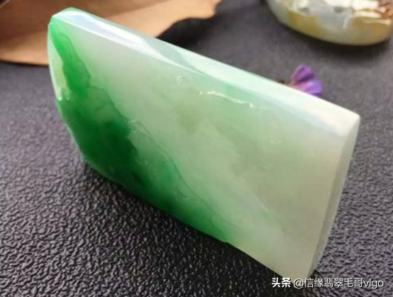 “價效比之王”的白底青翡翠也有真假美猴王之分？