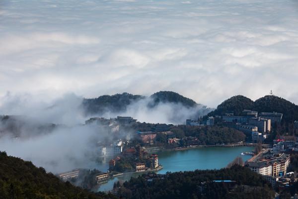 湖北一定要去的景區，常年煙霧繚繞，峰頂聳入雲表