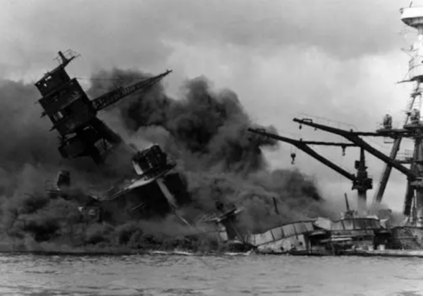 1953年英國艦艇故意挑釁，新中國海軍第一戰，當場炸斃英軍指揮官