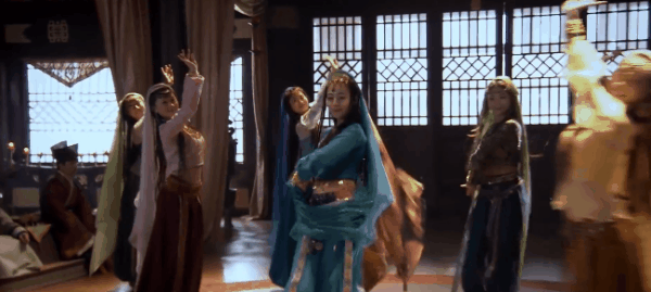 別硬演“異域美人”,有人翩翩起舞一眼萬年,有的還是把臉遮上吧 別硬演“異域美人”,有人翩翩起舞一眼萬年,有的還是把臉遮上吧