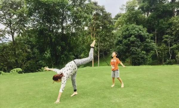 胡靜自從結婚，花了很多時間和精力，照顧陪伴小孩，是個好媽媽