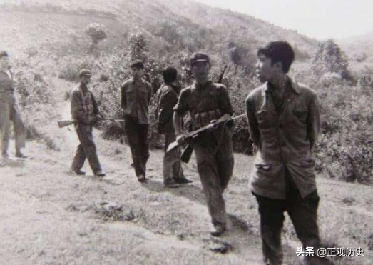 越軍特工潛入廣西鄉村,遭遇七位廣西民兵大叔,一死一傷逃回越南 越軍特工潛入廣西鄉村,遭遇七位廣西民兵大叔,一死一傷逃回越南