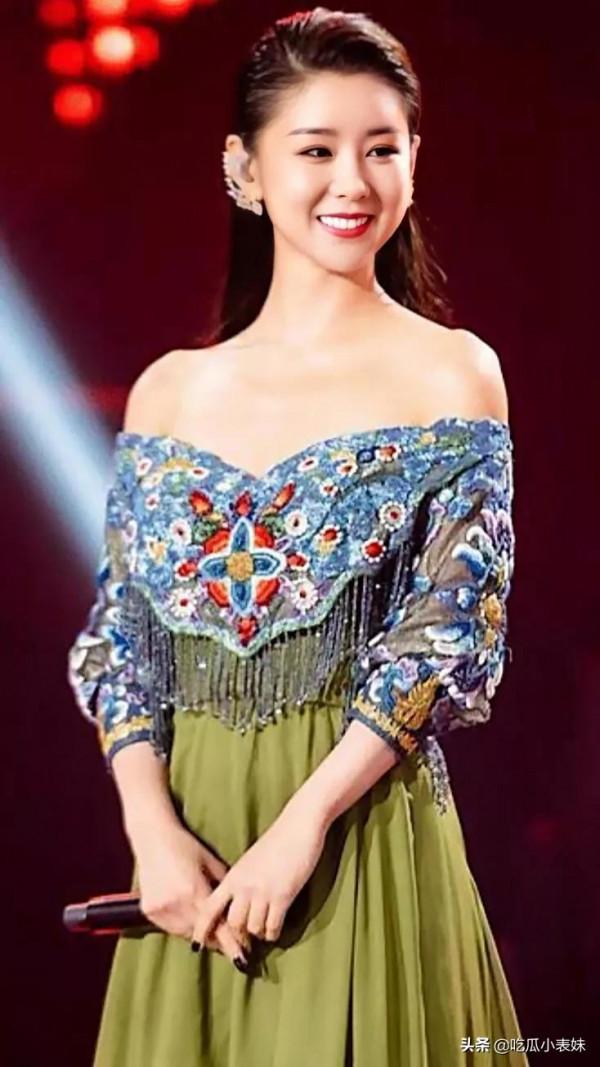 李小萌，不驚豔卻很耐看