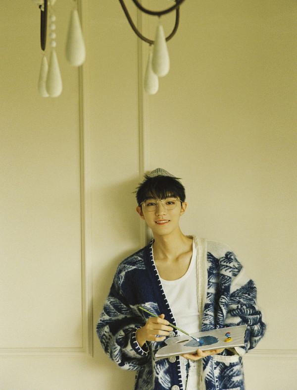 王俊凱執筆著墨變多才小畫家 留劉海戴眼鏡文藝範吸睛