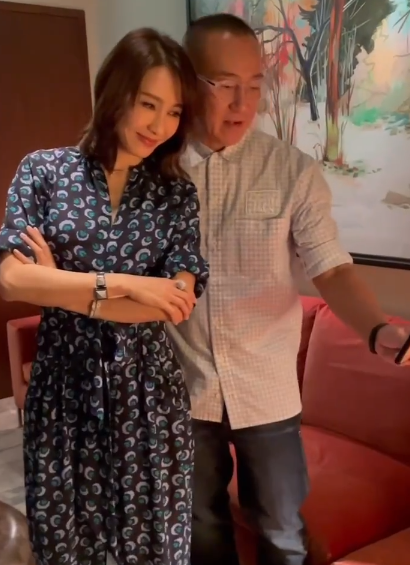 奔五的黎姿看起來狀態好，印花連體褲個性又時髦，越來越有貴婦感