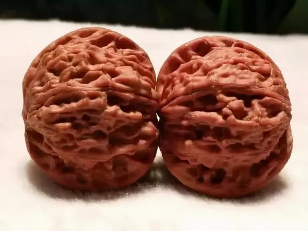 大媽把玩了20年的核桃變成了“玉”核桃？