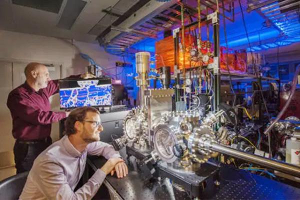 1998年張萬年在美國西點軍校演講，短短几句話，臺下響起熱烈掌聲