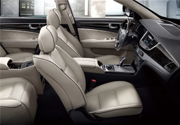 車300：比輝騰更低調的百萬豪車，配5.0L V8發動機，曾是總統座駕