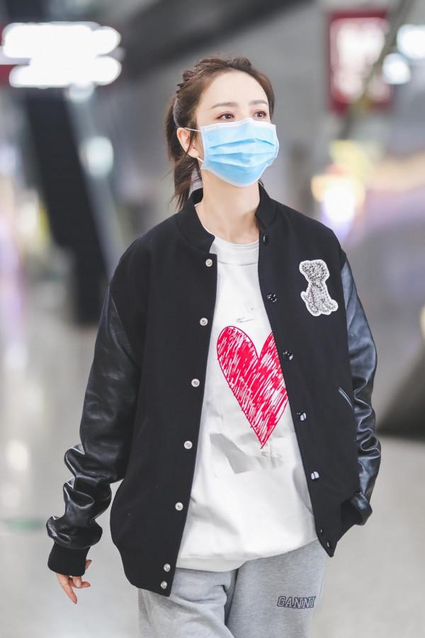 佟麗婭休閒風現身成都機場，國潮上身心情舒暢