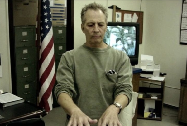 2001年，美國男子釣魚時發現屍體，兇手卻是男扮女裝的億萬富豪