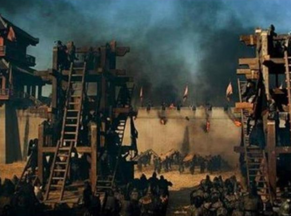 為何古代守城士兵寧願用石頭砸，也不推倒梯子？別再被電視劇騙了