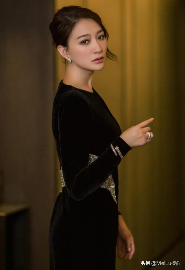 李小冉時髦漂亮太有魅力,身材苗條,氣質驚豔 李小冉時髦漂亮太有魅力,身材苗條,氣質驚豔