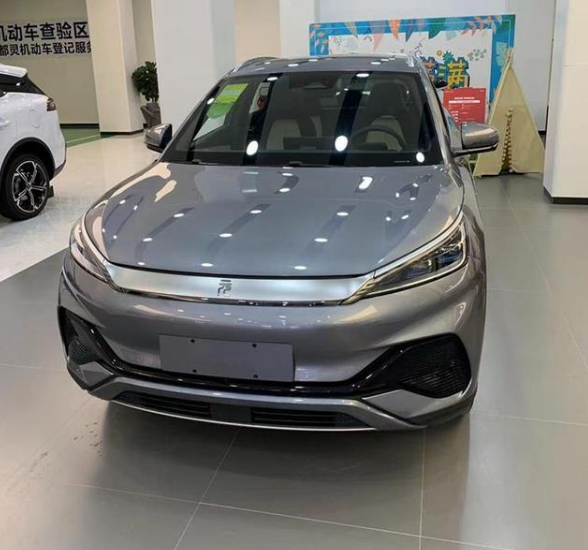 比亞迪元PLUS到店！13&period;28萬起軸距2米72，龍顏3&period;0設計，不香嗎？