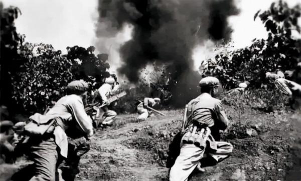 建國後,開國中將榮歸故里,見跛腿哥哥在門口迎接,頓感不妙 建國後,開國中將榮歸故里,見跛腿哥哥在門口迎接,頓感不妙