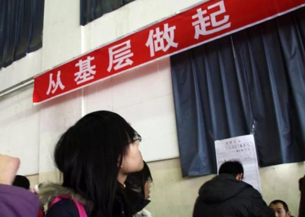 2022鄉鎮公務員招聘條件放寬，增加三不限崗位，專科生機會來了