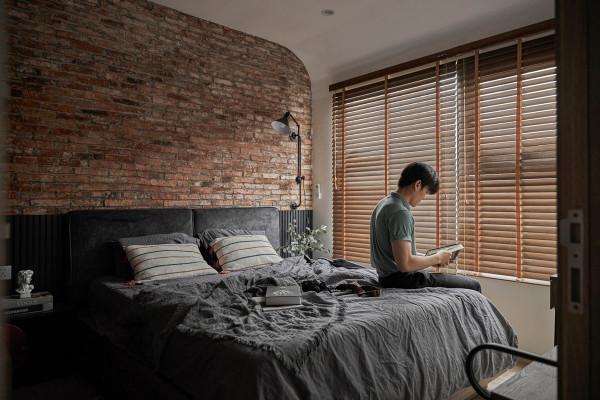 兄弟倆合資買套小公寓,沒有多餘的傢俱,全屋黑紅灰看起來很高階 兄弟倆合資買套小公寓,沒有多餘的傢俱,全屋黑紅灰看起來很高階