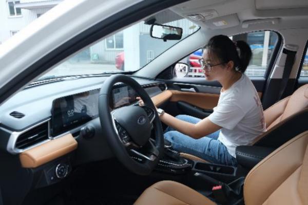 帶車友買車，預算10萬元她選擇了這一臺