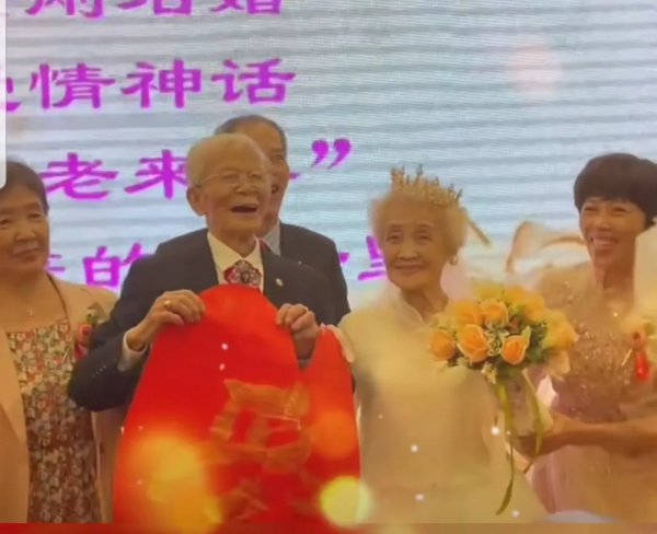 89歲爺爺天天追著奶奶求親親：老來多健忘，唯不忘相思！00後羨慕哭了