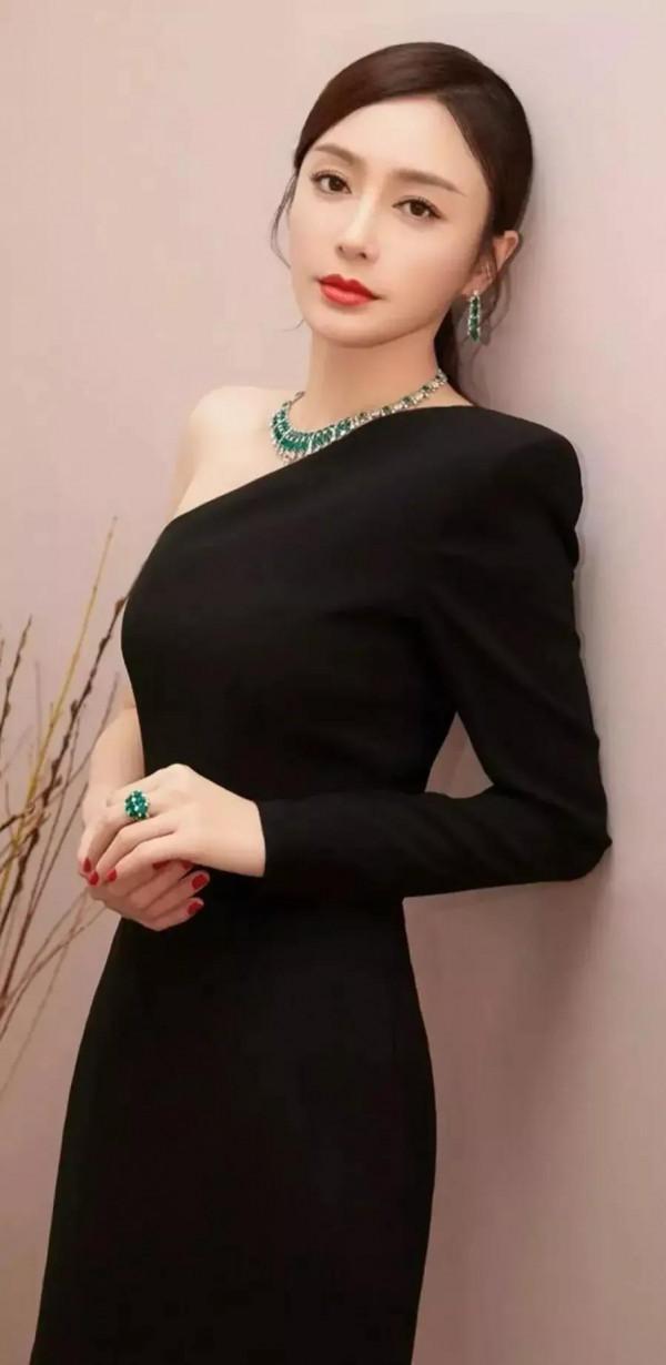 美豔絕倫的秦嵐