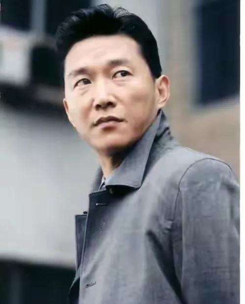 趙燕國彰：中考全縣第二，憑《插翅難逃》爆紅，妻子是瑞典大美女