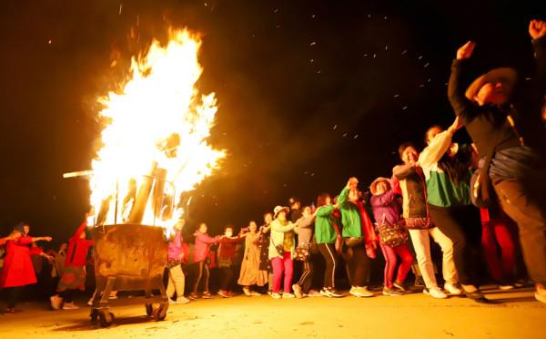 跳鍋莊迎中秋 他鄉度節別樣濃