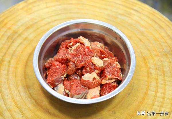 西紅柿煨牛腩怎麼做好吃，掌握焯水技巧，牛肉軟爛不腥，湯汁濃郁